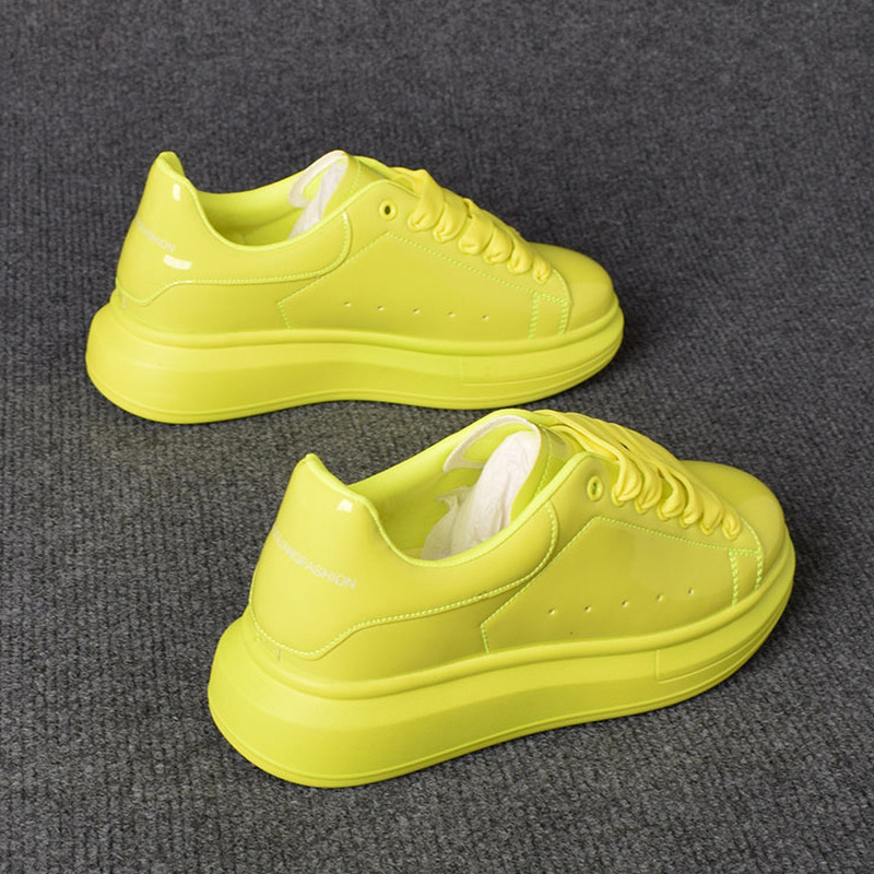 Casual Sneakers Men - รองเท้าลำลองสีขาวเคลือบเงา ปี 2025 สำหรับผู้ชายและผู้หญิง รองเท้าผ้าใบหนังแก้ว พื้นหนา