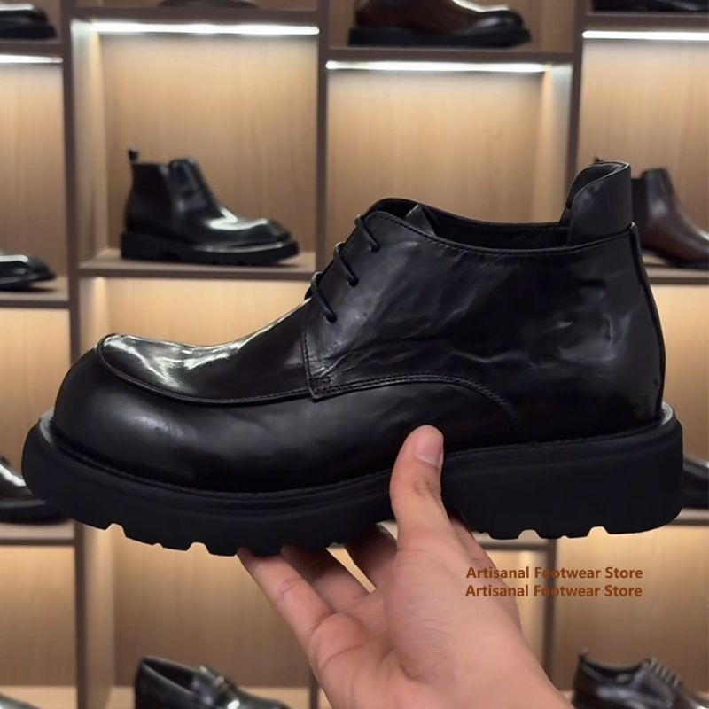 Chelsea Boots Men - รองเท้าบูทเชลซีหนังสีดำ พื้นหนา หัวมน ผูกเชือก รองเท้าบูทหุ้มข้อทรงสูง ทันสมัย